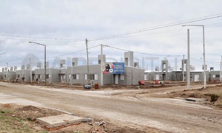 El gobierno provincial, a través de la Dirección Provincial de Vivienda y Urbanismo, llevó a cabo un acto oficial donde entregó anticipos financieros, firmó convenios e inauguró viviendas en distintas localidades del departamento La Capital. El gobierno provincial, a través de la Dirección Provincial de Vivienda y Urbanismo, llevó a cabo un acto oficial donde entregó anticipos financieros, firmó convenios e inauguró viviendas en distintas localidades del departamento La Capital.