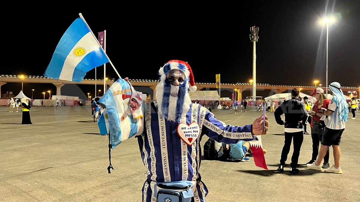 Los hinchas que alientan a la selección albiceleste viven la previa del encuentro con Australia.