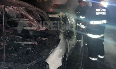Un automóvil quedó destruido totalmente tras un incendio interno en la avenida Circunvalación oeste. Un automóvil quedó destruido totalmente tras un incendio interno en la avenida Circunvalación oeste.