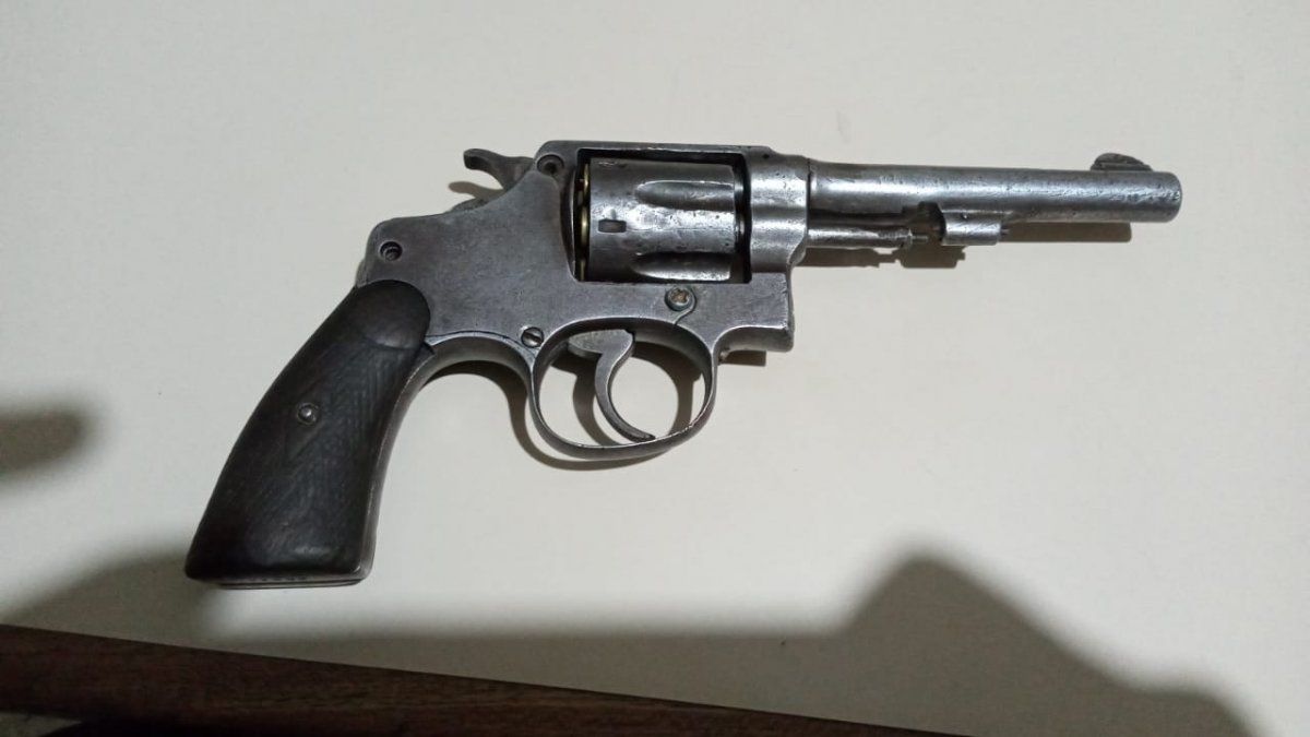 El arma que la policía le incautó al aprehendido