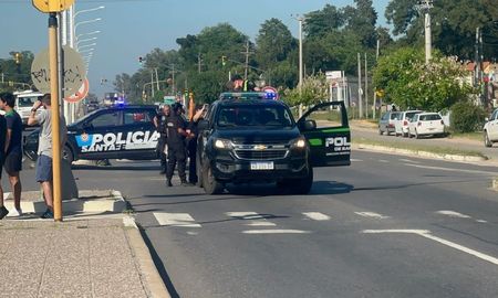 Choque entre un auto y una moto en ruta 1. Choque entre un auto y una moto en ruta 1.