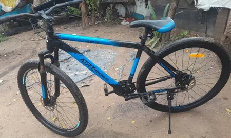 Bicicleta tipo balón, rodado 29, negra con detalles azules y una marca visible en el manubrio producto de un golpe. Bicicleta tipo balón, rodado 29, negra con detalles azules y una marca visible en el manubrio producto de un golpe.