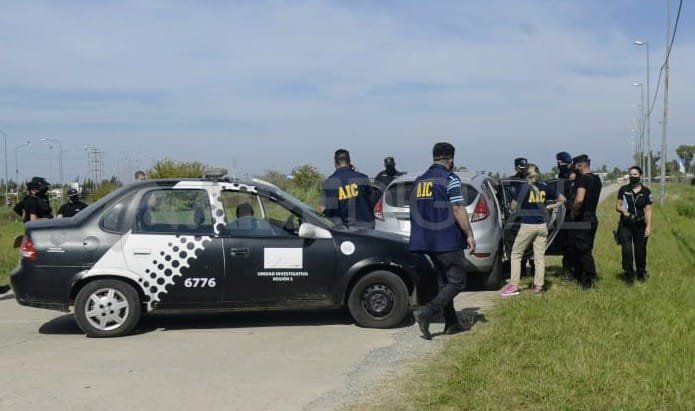 Un policía de la PSA halló un Ford Fiesta estacionado en avenida Jorge Newbery al 9500, donde estaba el hombre muerto. 