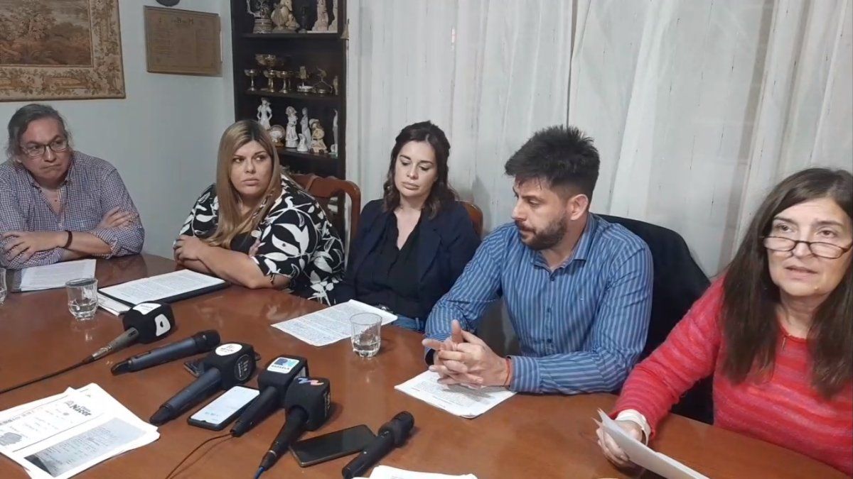 Los padres de la menor junto con el equipo de abogados que los representan brindaron una conferencia de prensa en 2022 donde denunciaron las irregularidades del caso. Los padres de la menor junto con el equipo de abogados que los representan brindaron una conferencia de prensa en 2022 donde denunciaron las irregularidades del caso.