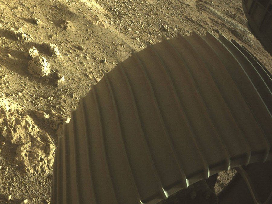 Esta imagen de alta resolución muestra una de las seis ruedas a bordo del rover Perseverance de la NASA, que aterrizó el 18 de Febrero de 2021. La imagen fue tomada por una de las cámaras a color Hazard de Perseverance (Hazcams).