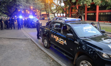 Similar a un clásico de Rosario: tremendo operativo en la despedida de Maxi Rodríguez por si llega Lionel Messi. Similar a un clásico de Rosario: tremendo operativo en la despedida de Maxi Rodríguez por si llega Lionel Messi.