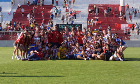 El plantel femenino de Unión va por la gloria eterna: a todo o nada ante Lanús el próximo sábado. El plantel femenino de Unión va por la gloria eterna: a todo o nada ante Lanús el próximo sábado.
