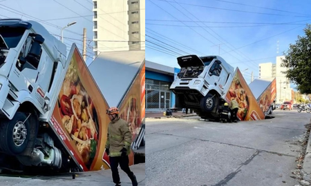En Córdoba, un camión que transportaba miles de kilos de pollo se hundió en plena calle. En Córdoba, un camión que transportaba miles de kilos de pollo se hundió en plena calle.