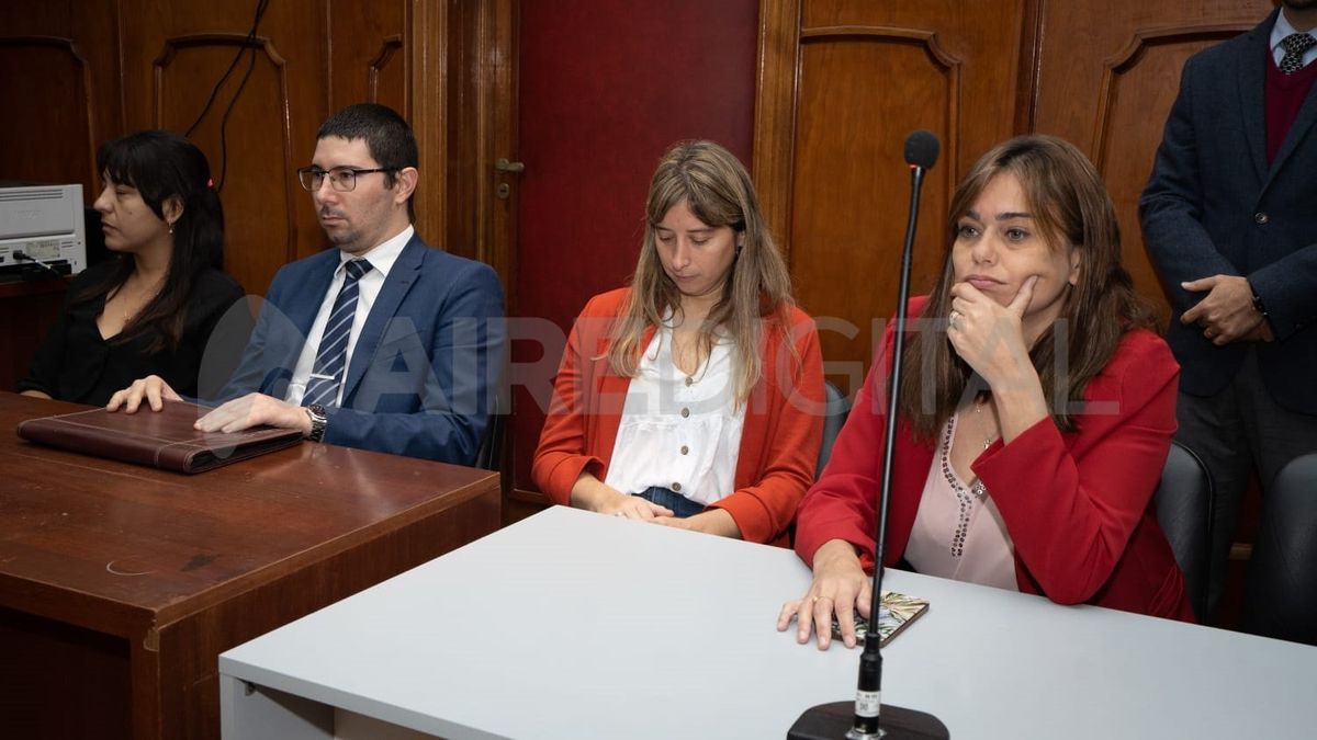 Los fiscales Alejandra Del Río Ayala y Matías Broggi, junto a la abogada querellante Carolina Walker Torres