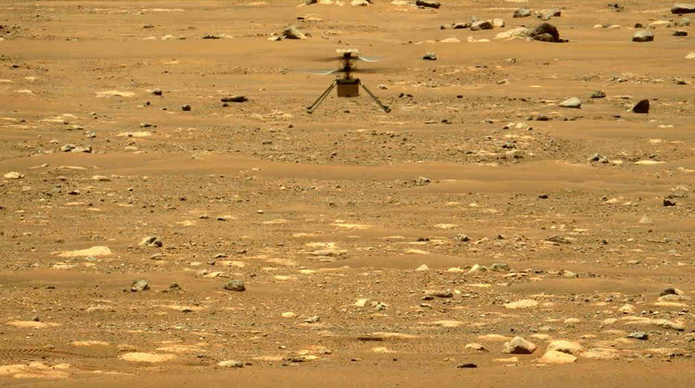 El rover Perseverance captó esta imagen del vuelo de Ingenuity con su cámara izquierda Mastcam-Z ubicada en lo alto de su mástil.
