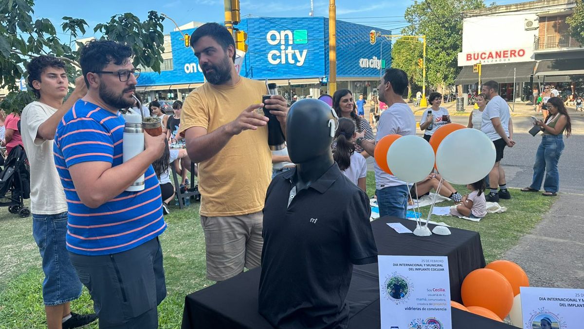 Día Municipal del Implante Coclear: la intervención urbana que sorprendió en Santa Fe. Día Municipal del Implante Coclear: la intervención urbana que sorprendió en Santa Fe.