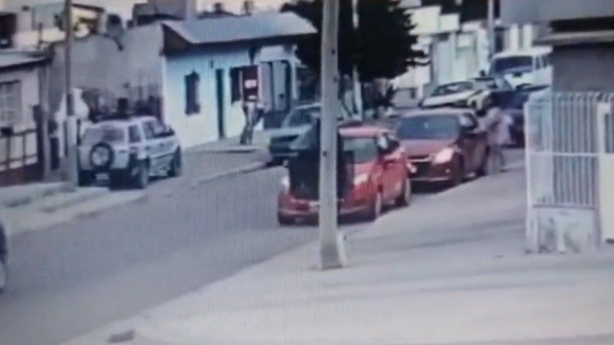 Impactante video: una mujer atropelló a una nena de 4 años y huyó