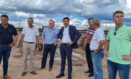 El gobernador Maximiliano Pullaro y el senador por San Cristóbal, Felipe Michlig, recorrieron las obras en ese departamento. El gobernador Maximiliano Pullaro y el senador por San Cristóbal, Felipe Michlig, recorrieron las obras en ese departamento.