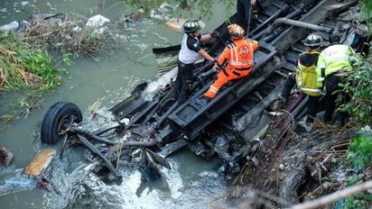 Tragedia en Guatemala: un colectivo cayó de un puente y dejó al menos 55 muertos