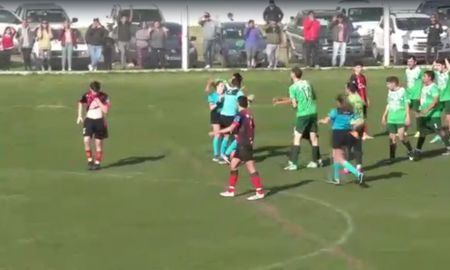 Un jugador de Garmense golpeó a una árbitra y obligó a suspender el partido por la Liga Regional Tresarroyense. Un jugador de Garmense golpeó a una árbitra y obligó a suspender el partido por la Liga Regional Tresarroyense.