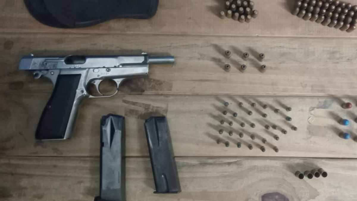 El imputado llevaba una pistola cargada en el baúl del auto, un cargador vacío y municiones de diferente calibre El imputado llevaba una pistola cargada en el baúl del auto, un cargador vacío y municiones de diferente calibre