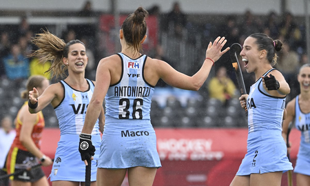 Stefanía Antoniazzi presente en la victoria de Las Leonas contra Australia. Stefanía Antoniazzi presente en la victoria de Las Leonas contra Australia.