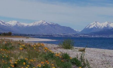 Escapada a un pintoresco pueblo de la Patagonia, con un increíble paisaje con playas y montañas. Escapada a un pintoresco pueblo de la Patagonia, con un increíble paisaje con playas y montañas.