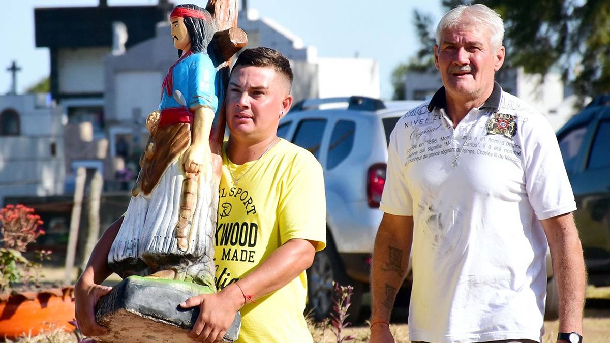 En el lugar donde fue asesinado a nueve kilómetros de Mercedes, se construyó un santuario, donde cada 8 de enero se acercan a venerarlo.