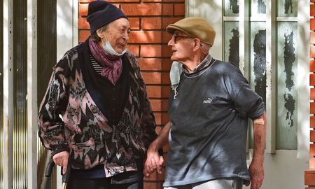 La imagen de los abuelos sentados y tomados amorosamente de la mano y arropados por causa del frío, recorrió las redes sociales de usuarios de Rosario y rápidamente se multiplicó en otras partes del país. La imagen de los abuelos sentados y tomados amorosamente de la mano y arropados por causa del frío, recorrió las redes sociales de usuarios de Rosario y rápidamente se multiplicó en otras partes del país.
