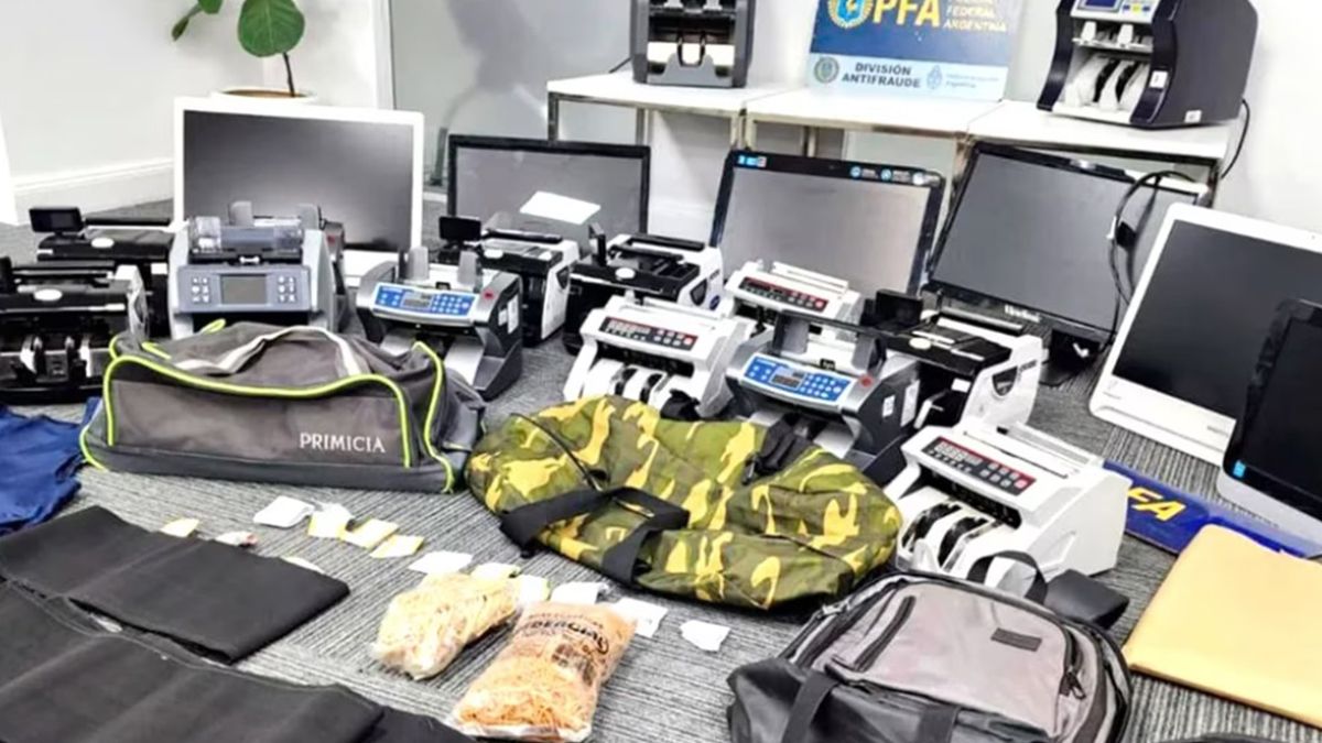 En los allanamientos a la cueva hallaron 15 maquinas de contar billetes. En los allanamientos a la cueva hallaron 15 maquinas de contar billetes.