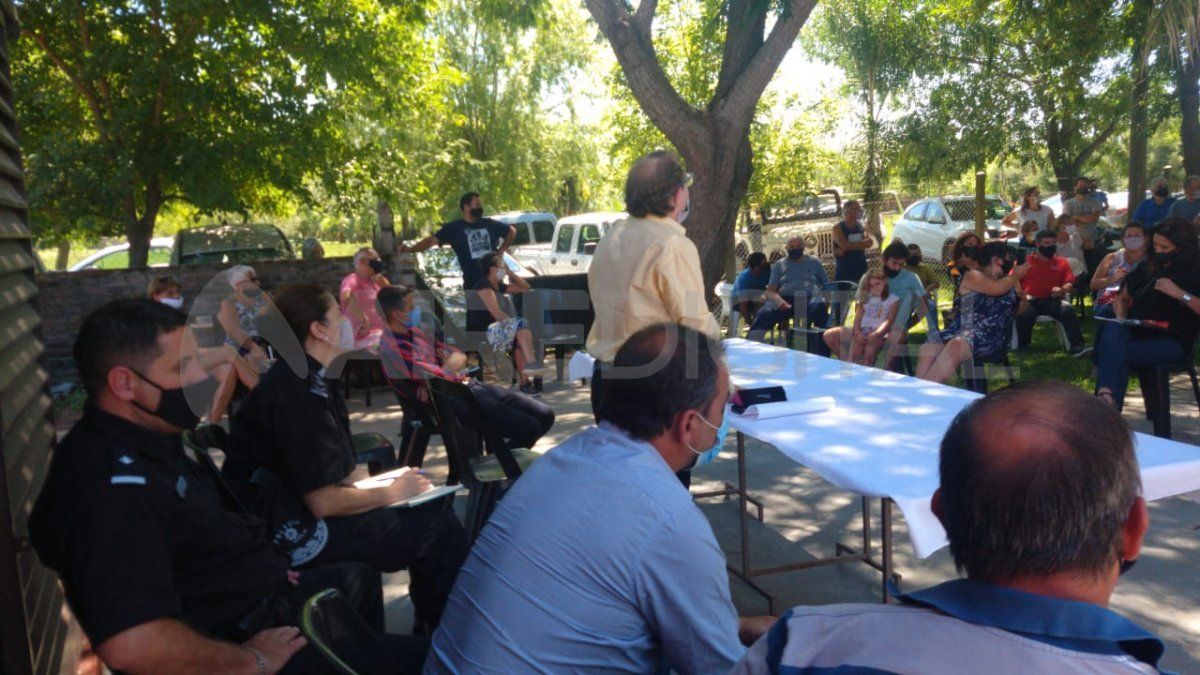 Los vecinos se reunieron este jueves en la Vecinal 30 de Noviembre con los funcionarios del Ministerio de Seguridad