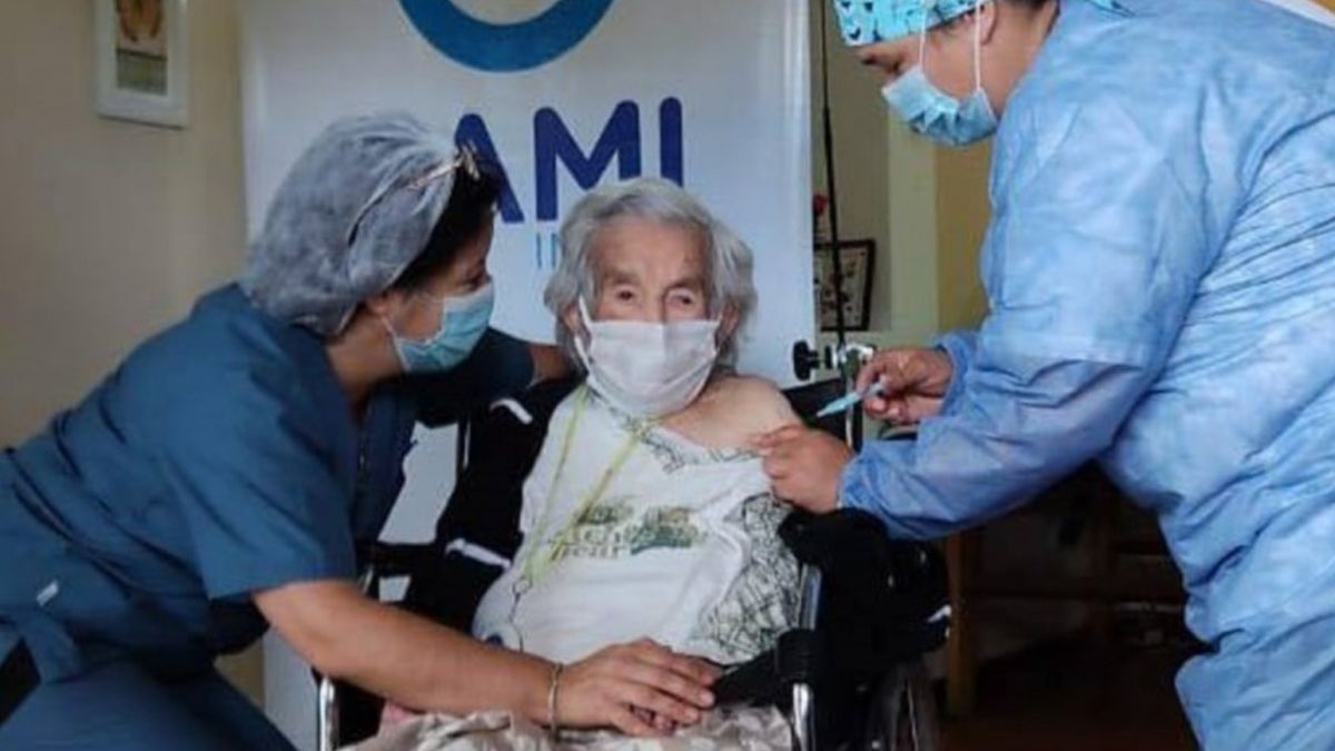 Tiene 113 años, vive en Mar del Plata y se convirtió en la cuarta vacunada más longeva del mundo