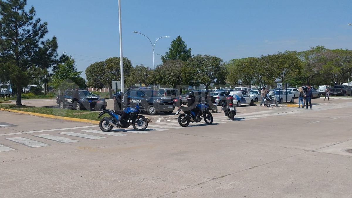 El personal de la policía de la provincia de Santa Fe coordinó la llegada y salida de ambulancias de Cobem 103 y 107.