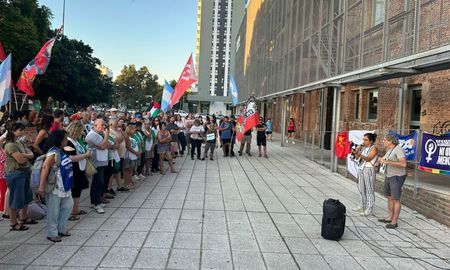 Una concentración se llevó a cabo este miércoles en la ciudad de Santa Fe para manifestar el rechazo al accionar de Estados Unidos en Venezuela. Una concentración se llevó a cabo este miércoles en la ciudad de Santa Fe para manifestar el rechazo al accionar de Estados Unidos en Venezuela.