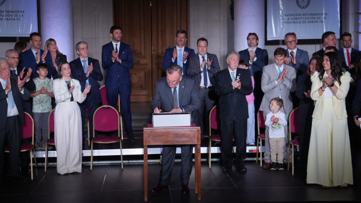 El acto protocolar de cierre de la Convención se inició poco más de media hora después de lo previsto y estuvo dividido en dos partes. El acto protocolar de cierre de la Convención se inició poco más de media hora después de lo previsto y estuvo dividido en dos partes.