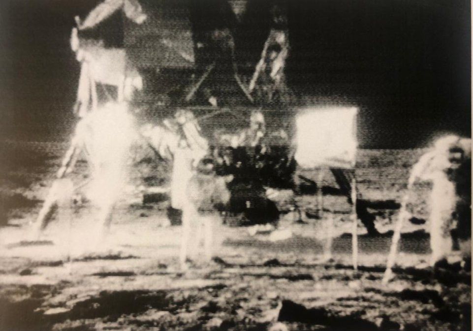 Así se veía en la televisión la hazaña de los primeros humanos en la Luna, durante el Apolo 11. En la foto, Neil Armstrong y Buzz Aldrin. Toda la atención estaba puesta en ellos.