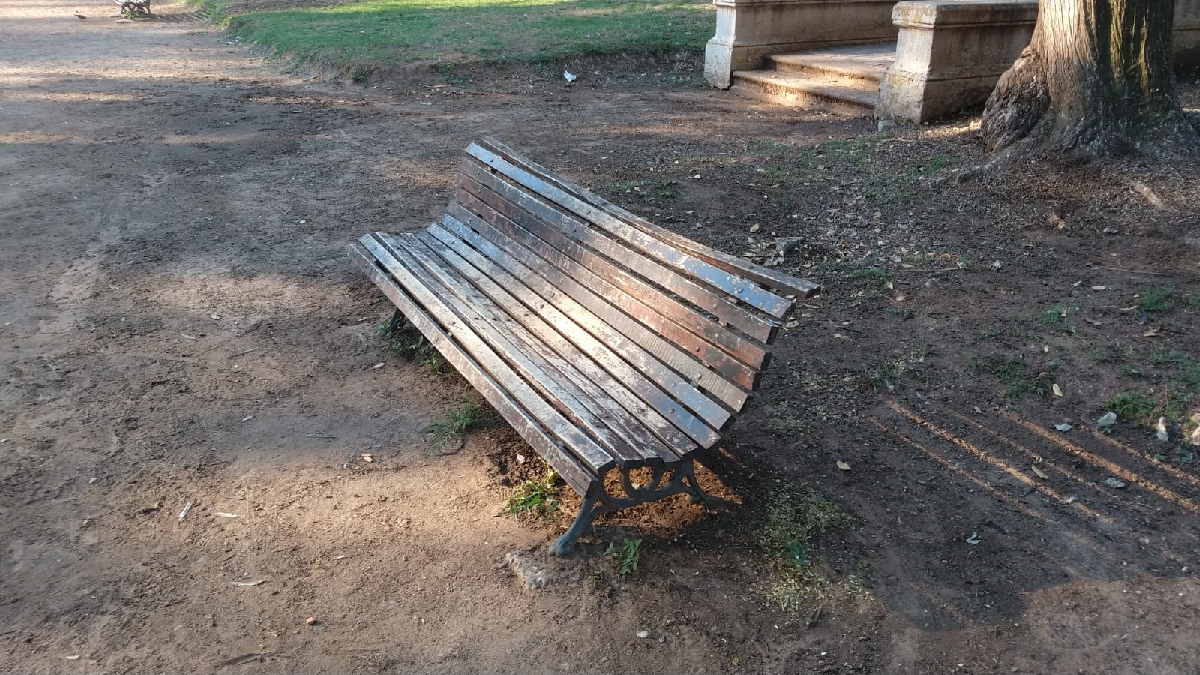 Trabajadores de la municipalidad realizaron una limpieza correspondiente dejando la plaza mucho m&aacute;s limpia.