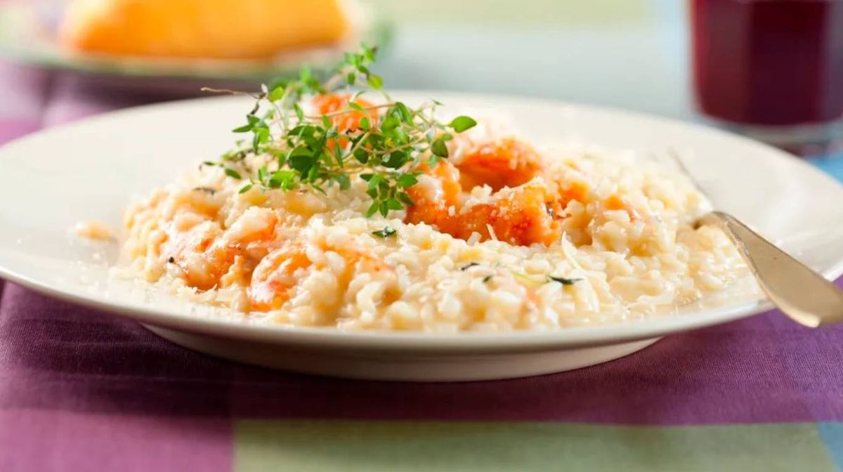 El risotto o arrozoto es una comida tradicional italiana que se realiza añadiendo gradualmente un caldo al arroz