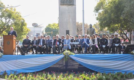 Omar Perotti encabezó este sábado, en Rafaela, el acto por el 206º aniversario de la Independencia Argentina. Omar Perotti encabezó este sábado, en Rafaela, el acto por el 206º aniversario de la Independencia Argentina.