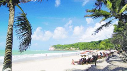 Escapada a un pueblo costero de Brasil con calles de arena y mar cristalino que los argentinos encontraron este verano