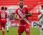 Argentinos Juniors derrotó a Estudiantes de La Plata y le quitó la posibilidad de clasificar como líder de la Zona A de la Copa de la Liga, que quedará en manos de Colón. Argentinos Juniors derrotó a Estudiantes de La Plata y le quitó la posibilidad de clasificar como líder de la Zona A de la Copa de la Liga, que quedará en manos de Colón.