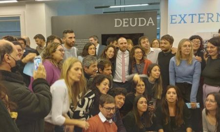 El exministro de Economía, Martín Guzmán, pidió este lunes al personal del Palacio de Hacienda apoyar a su sucesora, Silvina Batakis. El exministro de Economía, Martín Guzmán, pidió este lunes al personal del Palacio de Hacienda apoyar a su sucesora, Silvina Batakis.