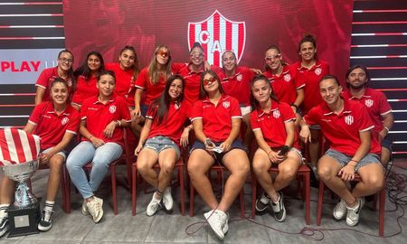 Las pibas de Unión trajeron la copa al estudio de AIRE y festejaron en el programa institucional rojiblanco. Las pibas de Unión trajeron la copa al estudio de AIRE y festejaron en el programa institucional rojiblanco.
