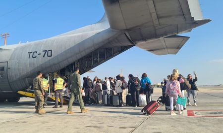 El primer vuelo con argentinos evacuados desde Israel llegó a Roma. Desde la capital italiana regresarán al país en vuelos comerciales. El primer vuelo con argentinos evacuados desde Israel llegó a Roma. Desde la capital italiana regresarán al país en vuelos comerciales.