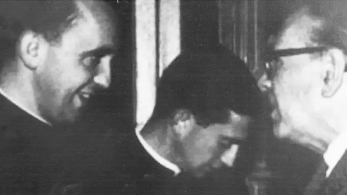 Jorge Bergoglio junto a Jorge Luis Borges en Santa Fe. Jorge Bergoglio junto a Jorge Luis Borges en Santa Fe.
