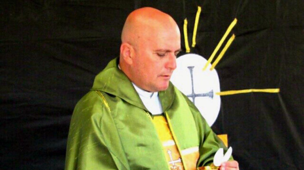 Un cura advirtió que excomulgará a Macri