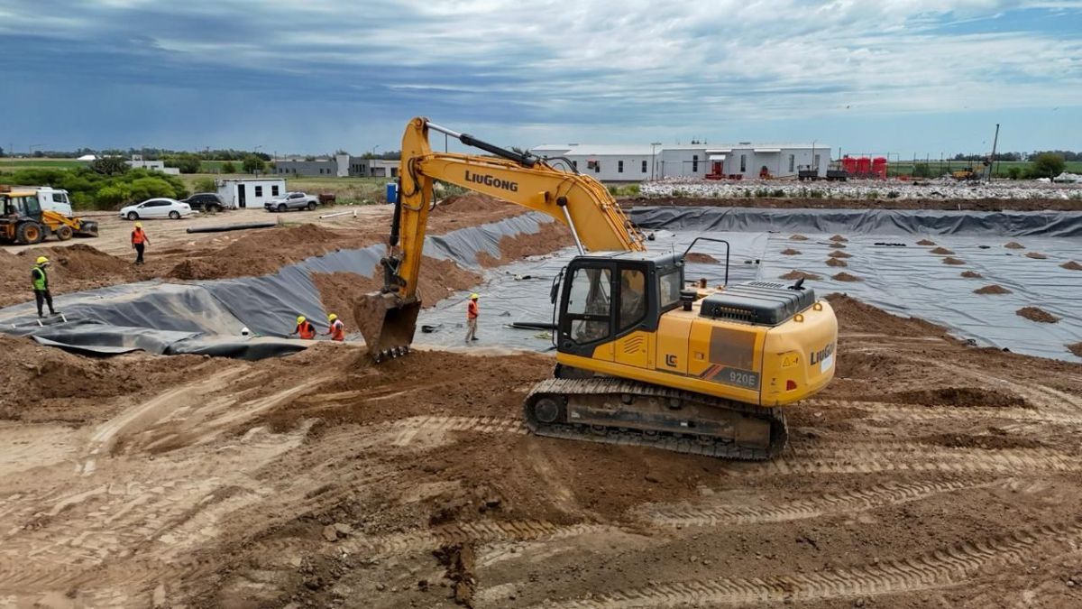La inversi&oacute;n supera los $ 500 millones y comprende la construcci&oacute;n de una nueva celda de relleno sanitario, la reparaci&oacute;n y puesta en valor de una celda existente y la adquisici&oacute;n de equipamiento pesado -retroexcavadora y pala cargadora frontal- que ya se encuentra operativo en el sitio.