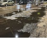 La importante pérdida de agua potable se registra en la transitada esquina de Bulevar y Perón. La importante pérdida de agua potable se registra en la transitada esquina de Bulevar y Perón.