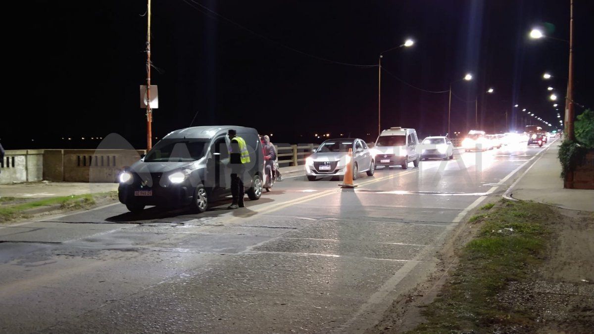 Un choque entre un auto y una moto generó demoras en la circulación del Puente Carretero.