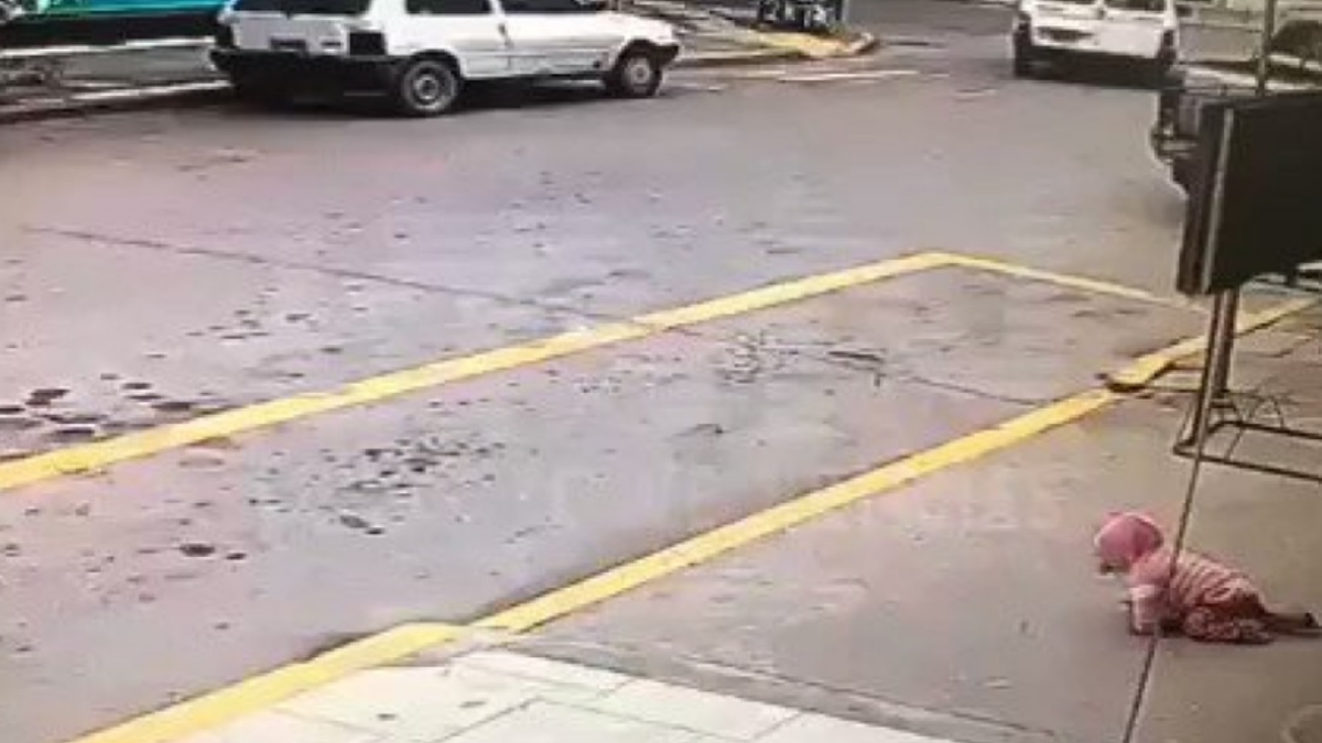Video: beba cruzaba la calle gateando y un vecino la salvó justo a tiempo