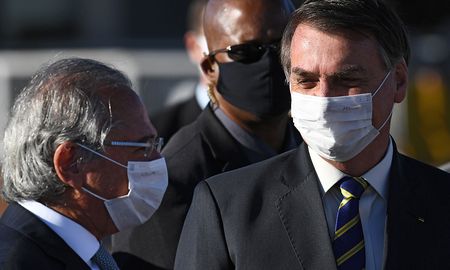 El jefe de la cartera económica del Gobierno de Jair Bolsonaro se sumó a las expresiones que en el mismo sentido formulara la semana pasada el presidente de Uruguay, Luis Lacalle Pou, que insistió en su postura de avanzar en acuerdos con otros países y bloques en forma separada. El jefe de la cartera económica del Gobierno de Jair Bolsonaro se sumó a las expresiones que en el mismo sentido formulara la semana pasada el presidente de Uruguay, Luis Lacalle Pou, que insistió en su postura de avanzar en acuerdos con otros países y bloques en forma separada.