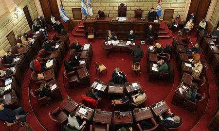 El peronismo cuenta con mayoría en el Senado, pero enviará las leyes sobre seguridad y reforma policial a la Cámara de Diputados, dominada por la oposición. El peronismo cuenta con mayoría en el Senado, pero enviará las leyes sobre seguridad y reforma policial a la Cámara de Diputados, dominada por la oposición.