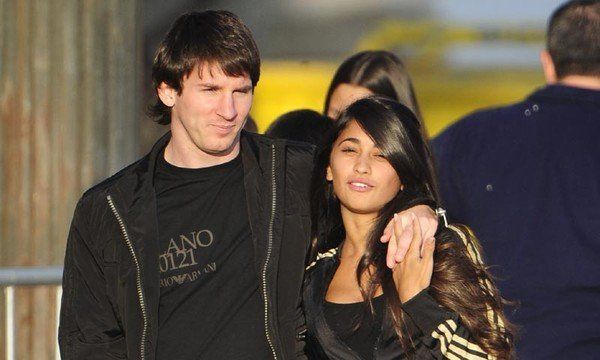 Antonela Roccuzzo y Lionel Messi en sus inicios.