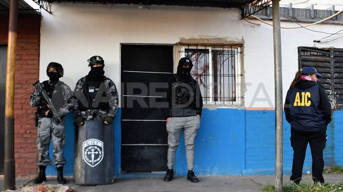 Uno de los allanamientos fue en una vivienda de Lamadrid y Avellaneda, donde detuvieron a Dylan Cantero.