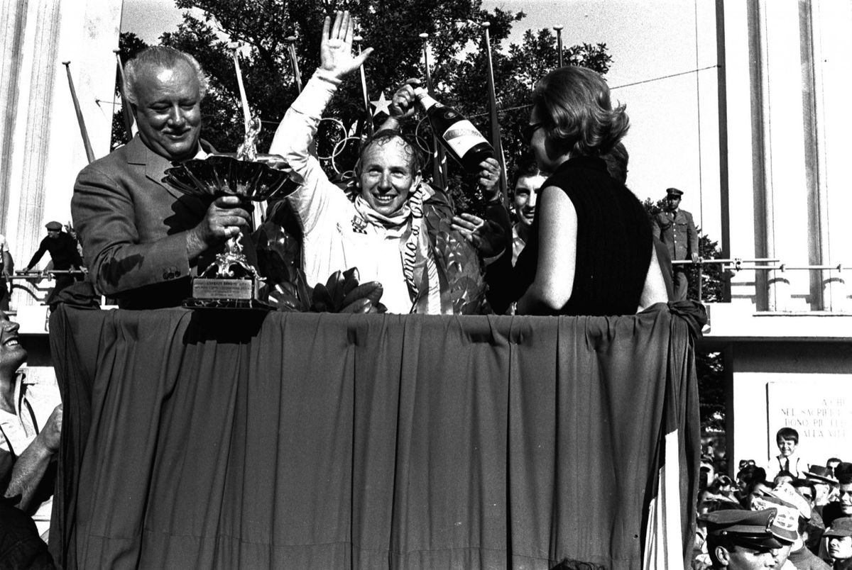 Tras su paso por Ferrari y Cooper y, con un Honda RA300 de la escudería japonesa, Surtees se dio el gran gusto de ganar el GP de Italia de 1967 (foto), y por solo 2/10 de ventaja sobre Jack Brabham (Brabham BT24-Repco). Esta fue su sexta y última victoria en la Fórmula 1.